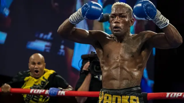 Subriel Matias reacts afta Maxim Dadashevs corner throw in di towel