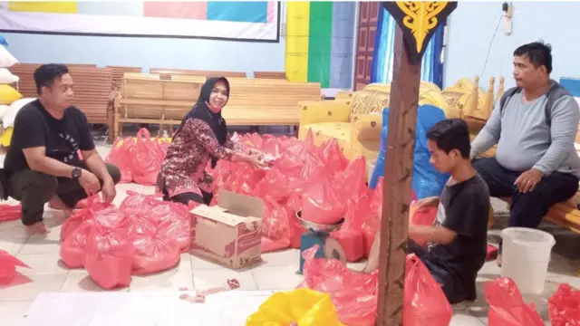 Camat Sintang mengepak bantuan makanan untuk korban banjir.