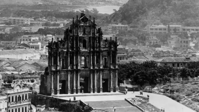 澳门大三巴牌坊(约1950年)