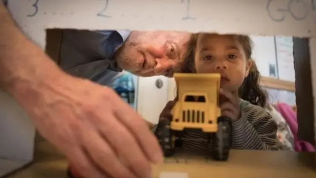 নির্বাচনী প্রচারণায় লেবার পার্টি নেতা জেরেমি করবিন