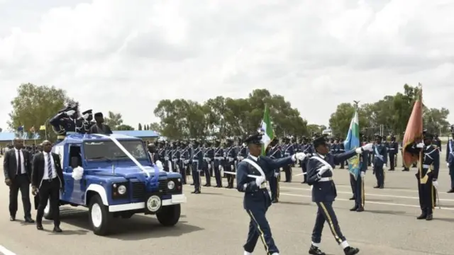 Ndị agha ụgbọelu ka ha na-azọ ije n'ahịrị