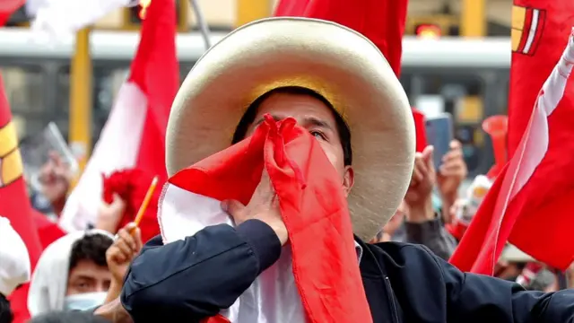 Pedro Castillo entre seguidores