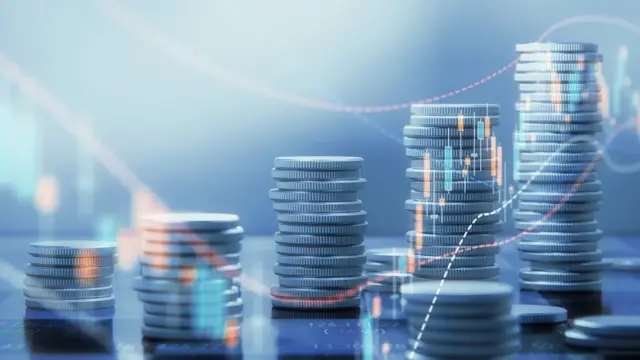 Pilhas de moedas com ilustrações de redes percorrendo-as