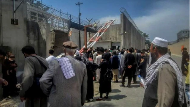 د فرانس سفارت مخې ته راټول شوي افغانان