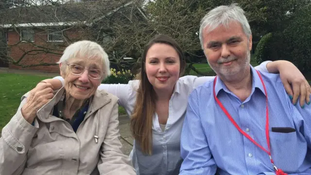 Рита считает, что решение о доме престарелых было принято "всей командой", то есть вместе с ее сыном и внучкой.