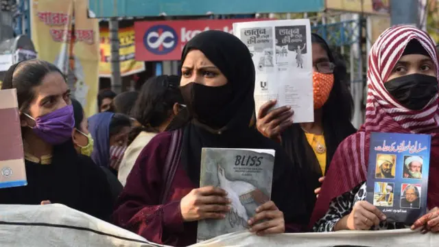 ভারতের কনার্টক রাজ্যে কলেজে হিজাব নিষেধের প্রতিবাদে কলকাতায় বিক্ষোভ, ১৬/০২/২০২২