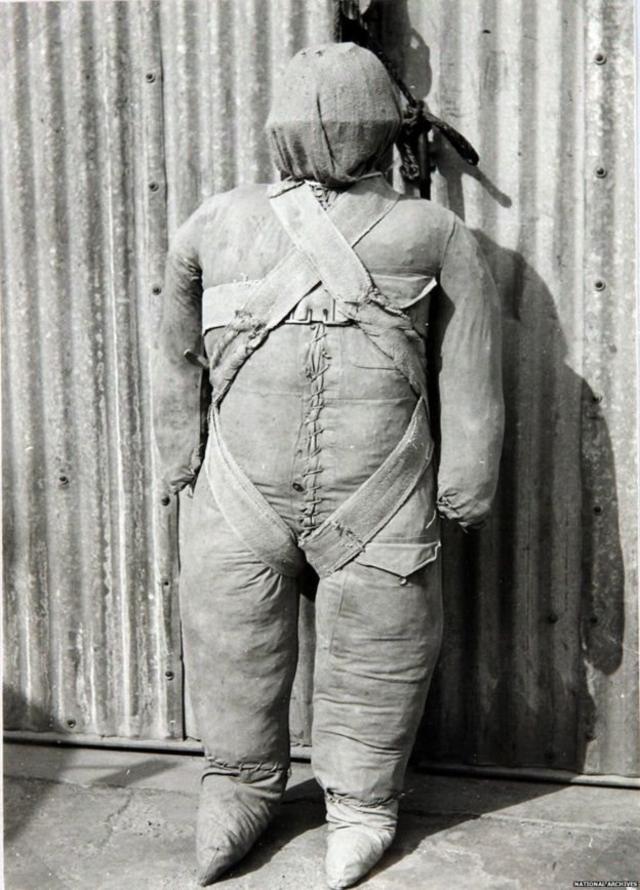 二战时的假伞兵（英国国家档案馆资料图片）