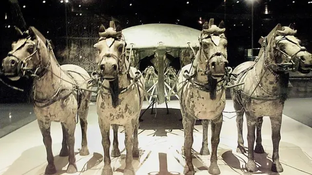 Figuras de bronce en la tumba del primer emperador chino.