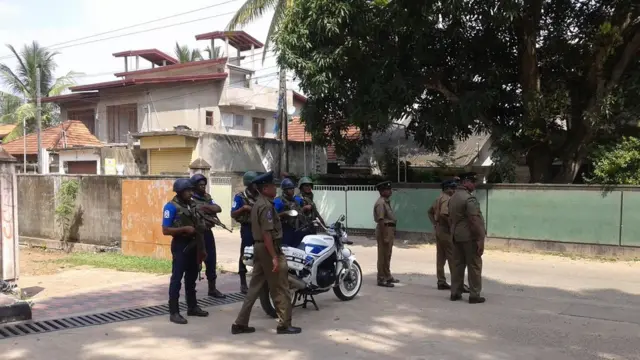 පොලිස් ඇඳිරි නීතිය පනවා ආරක්ෂක රැකවරණ තර කරමින්