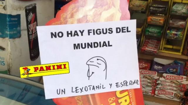 Un cartel en un kiosco de Buenos Aires con la leyenda: "No hay figus del mundial"