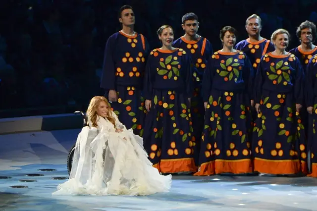 En esta foto tomada el viernes 7 de marzo de 2014, Julia Samoilova canta durante la ceremonia de inauguración de los Juegos Paralímpicos de 2014 en Sochi, Rusia.