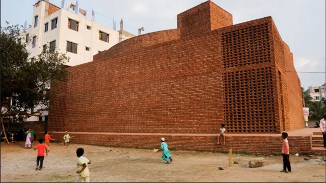 ঢাকার আশকোনায় বাইত-উর-রউফ মসজিদ