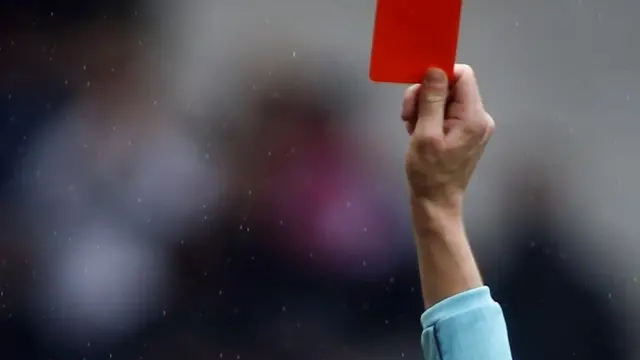 حكم يشهر بطاقة حمراء