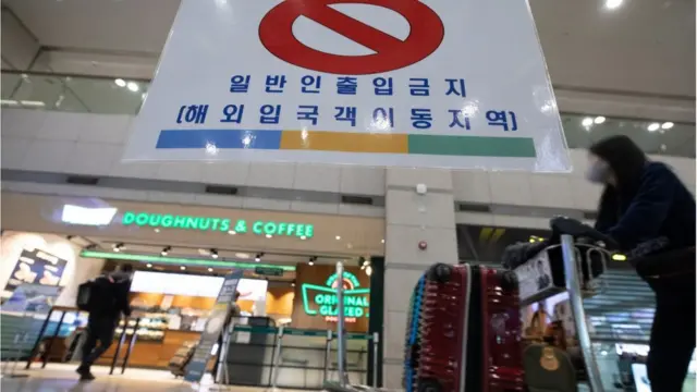 7일 오후 인천국제공항 제1여객터미널에서 해외입국자들이 공항을 나서고 있다