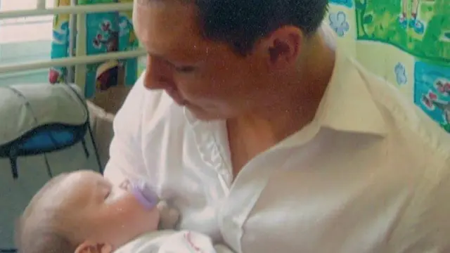 Ben Butler y Ellie cuando la niña tenía meses.