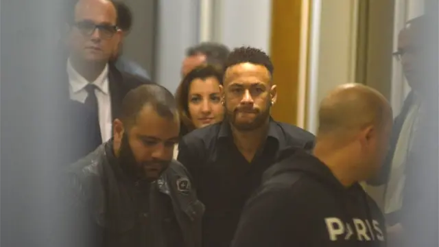 Neymar deixa a delegacia no Riobetboo 055Janeiro