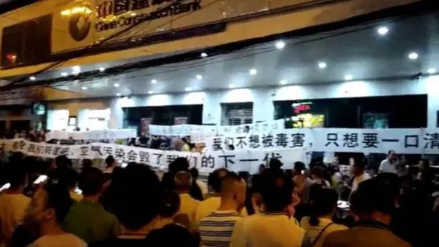 Người biểu tình nói nhà máy đốt rác gần khu dân cư, gây nguy hiểm cho đời sống của họ
