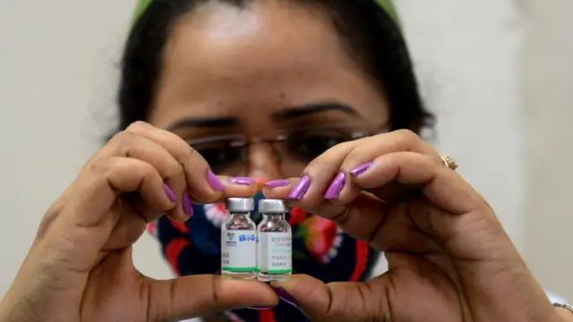 ঢকা মেডিকেল কলেজ হাসাপাতালে চীন থেকে আনা সিনোফার্ম ভ্যাক্সিন হাতে একজন নার্স, ২৯/০৫/২০২১