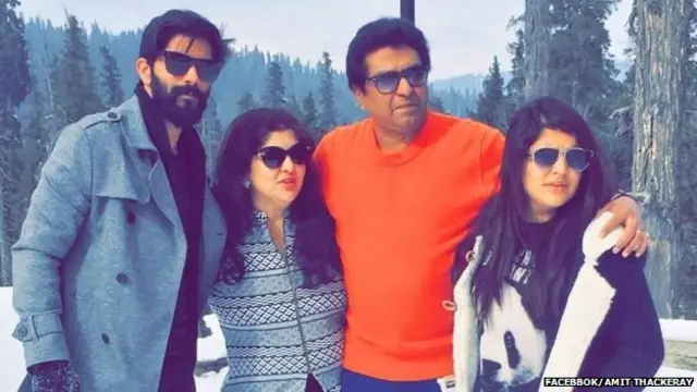 अमित अपने पिता राज ठाकरे के साथ