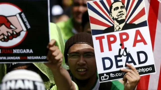 বহু দশক ধরে যুক্তরাষ্ট্র বাকি বিশ্বের সাথে যেভাবে বাণিজ্য পরিচালনা করছে তাতে বড় ধরনের পরিবর্তন আনতে যাচ্ছে ডোনাল্ড ট্রাম্পের বাণিজ্য-নীতি।