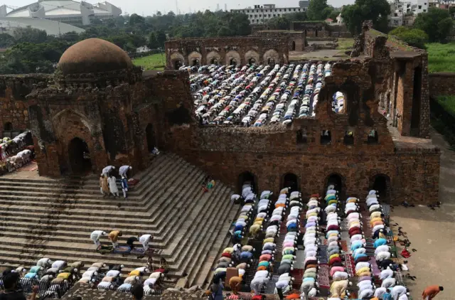 Umat Islam India melakukan sembahyang Idul Adha di rerunuhan benteng Feroz Shah Kotla di New Delhi.