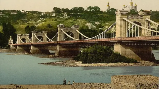 Миколаївський ланцюговий міст з капличкою Миколая Чудотворця. Поштівка поч. ХХ ст.