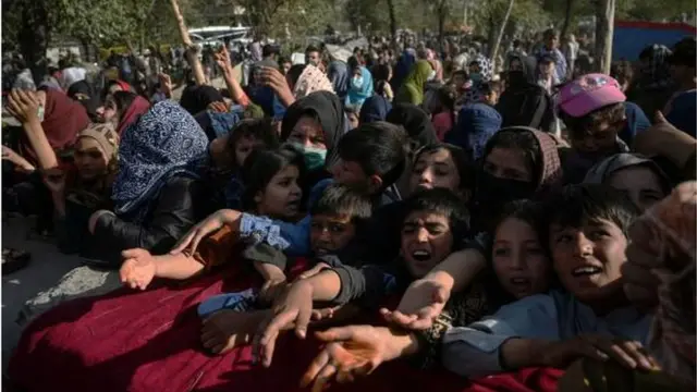 عائلات نزحت من كوندوز وطخار تتلقى مساعدات غذائية في كابول