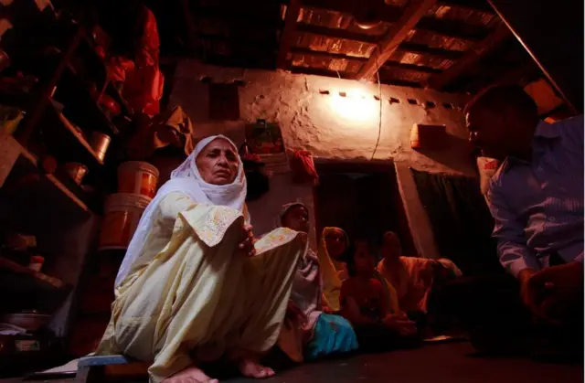 ফাতিমা বেগম বলছেন -তার কাছে প্রয়োজনীয় ওষুধ কেনার টাকা পর্যন্ত নেই।