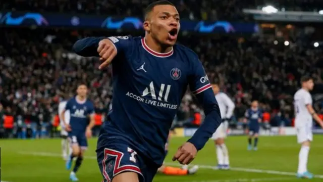 Kylian Mbappe na murnar zura kwallo a ragar Real Madrid