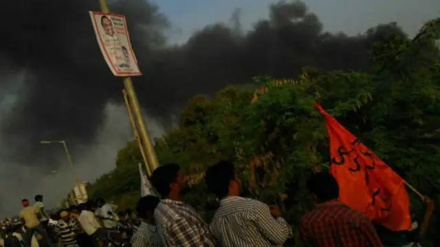 આંદોલનકારીઓ રસ્તા પર પ્રદર્શન કરી રહ્યા છે