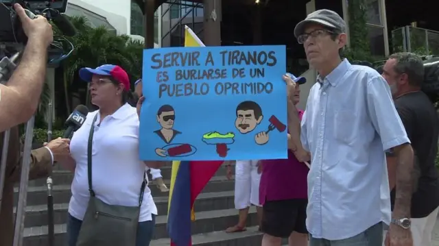 Venezuelalılar, restoranın ABD'nin Miami kentinde protestoda