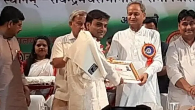 ஃபரோஸ் கான் ராஜஸ்தான் முதலமைச்சரிடம் இருந்து மாநில நிலை சமஸ்கிருத அறிஞருக்கான விருதை பெற்றவர்