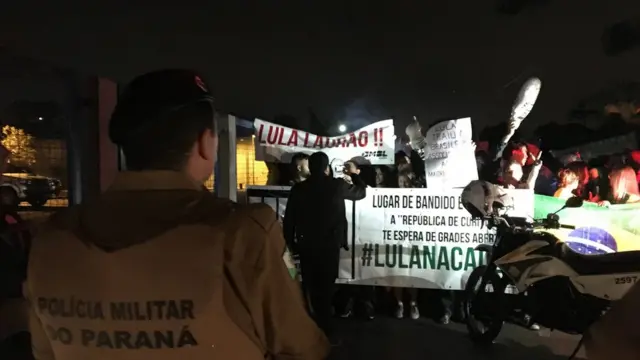 Manifestantes contrários a Lula perto da PF