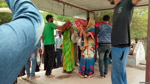 દીકરીઓએ પિતાને કાંધ આપી તેની તસવીર