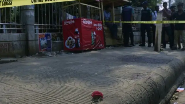 ঢাকায় টিএসসির মোড়ে যেখানে অভিজিৎ রায় এবং রাফিদা আহমেদ বন্যার ওপর হামলা চালানো হয়।