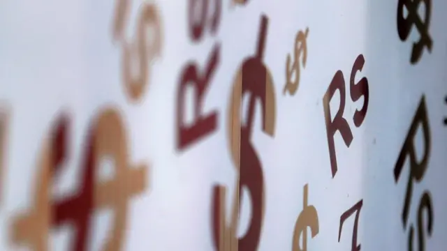 डॉलर और रुपये के चिह्न