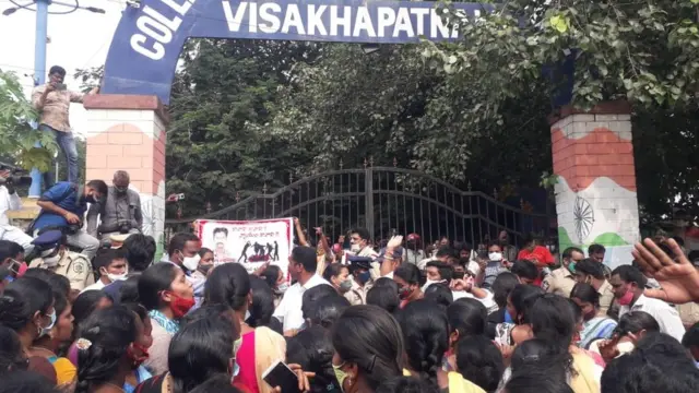 ఆందోళన చేస్తున్న బంగార్రాజు బంధువులు