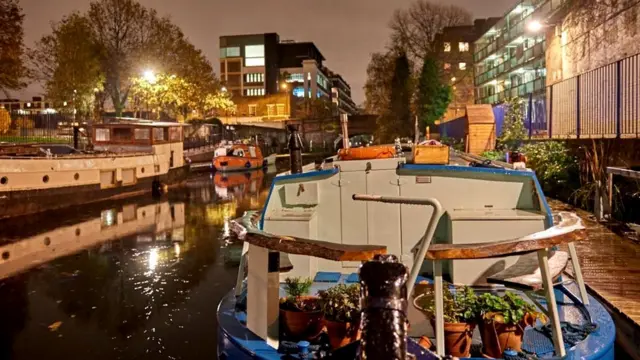 Бэйтман, сделавший выбор в пользу частного швартовочного места, в настоящее время живет на канале неподалеку от Хаггерстона