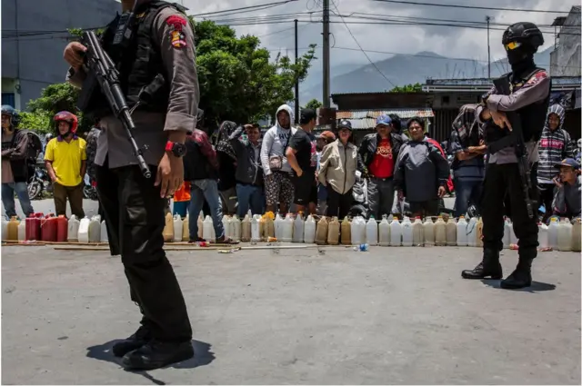 పెట్రోల్ కోసం క్యూ లైను