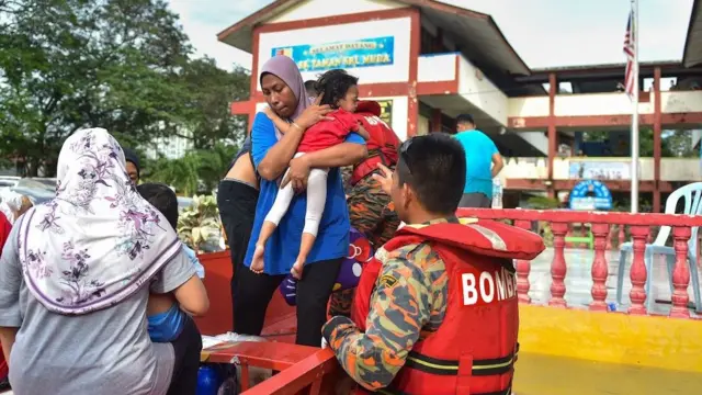 மலேசியாவை மிரள வைத்த மழை