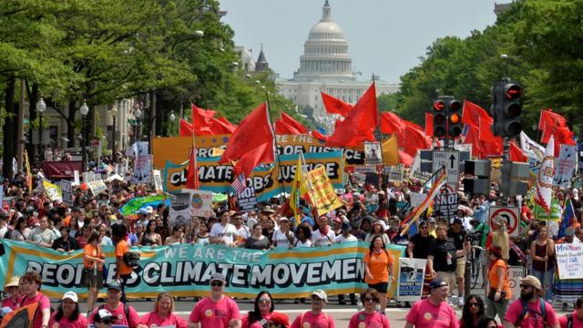 在華盛頓特區的人民氣候大遊行抗議特朗普氣候政策。