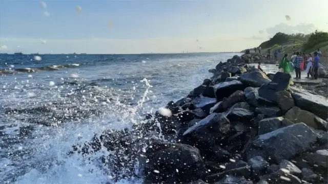 1996 నవంబర్ 6 సాయంత్రం వరకు ప్రశాంతంగానే కనిపించిన సముద్రం ఆ తర్వాత విరుచుకుపడింది