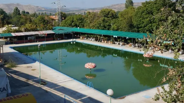 Uma piscina abandonadaio jogosVeles