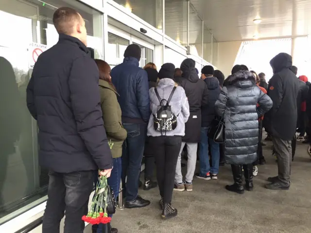 Очередь возле аэропорта