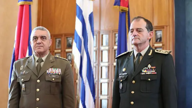 El jefe de Estado Mayor del Ejército de Tierra de España, Javier Francisco Varela Salas, (izq) y Guido Manini Ríos (der.)