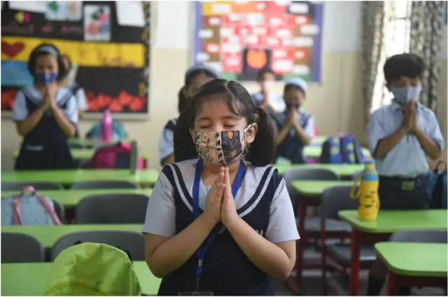 లక్నోలోని ఒక పాఠశాలలో ప్రార్థన చేస్తున్న విద్యార్థిని