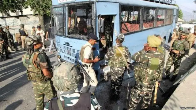 કાશ્મીરમાં બસની આસપાસ ઊભેલા જવાનો