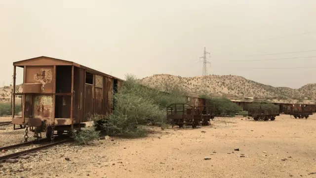 በጣሊያ የቅኝ ግዛት ወቅት ተዘርግቶ የነበረውን እና ግዙፍ ድንጋያማ ተራራን አቆራርጦ ያልፍ የነበረው ባቡር አሁን ላይ ቅሪተ አካሉ ብቻ ነው የቀረው።