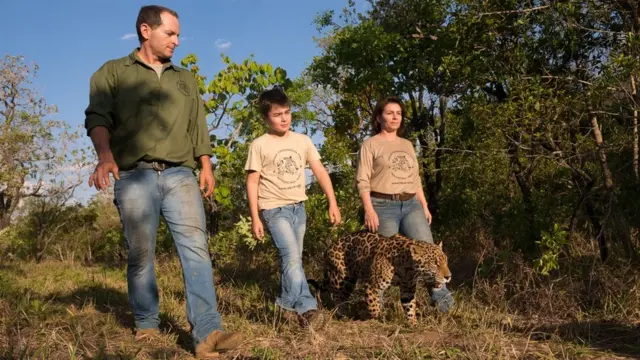 Tiago, os pais e a onça