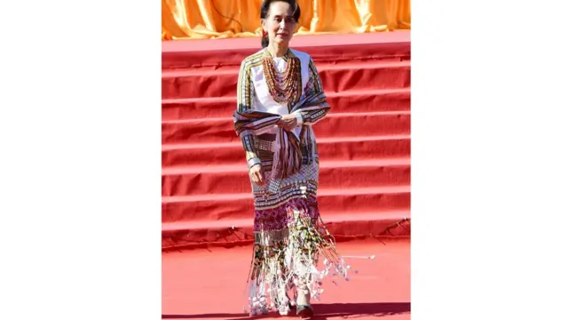 ဒေါ်အောင်ဆန်းစုကြည်ဟာ နယ်စပ်ရေးရာနဲ့ တိုင်းရင်းသားလူမျိုးများ ဖွံ့ဖြိုးတိုးတက်ရေးကော်မတီရဲ့ဥက္ကဋ္ဌတာဝန်ယူထားတာပါ။